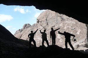 洞穴探险分为两种：水洞探险和干洞探险