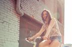 骑行在城市街道的自行车美女图片写真 图1