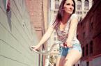 骑行在城市街道的自行车美女图片写真 图8