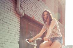 骑行在城市街道的自行车美女图片写真