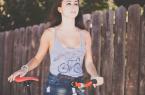 可爱少女和她的复古标致死飞自行车写真 图14