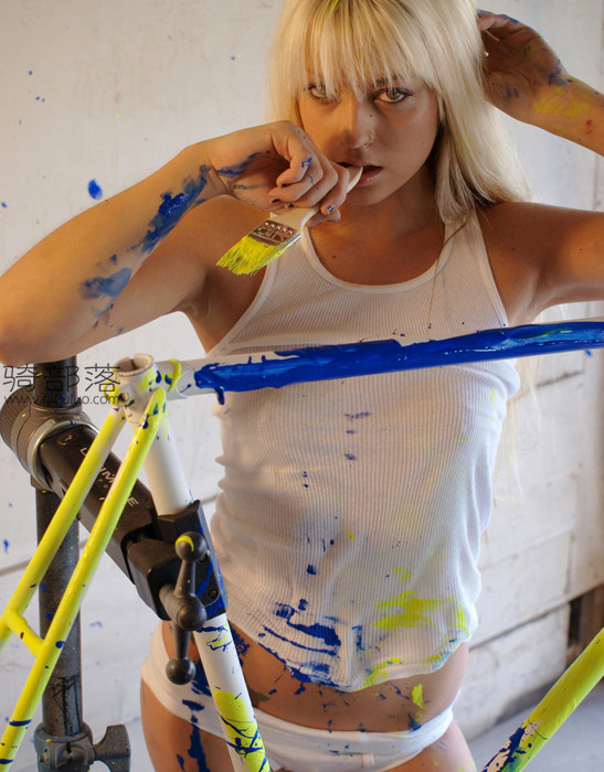 用身体做画布，美女为她的自行车架刷漆 图9