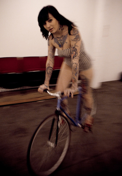 死飞美女写真：穿比基尼骑自行车回头率超高 图6