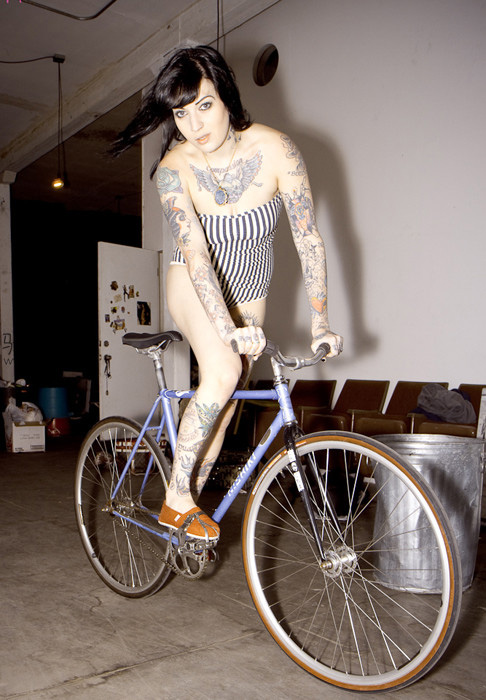 死飞美女写真：穿比基尼骑自行车回头率超高 图10