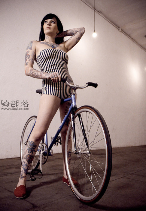 死飞美女写真：穿比基尼骑自行车回头率超高 图12