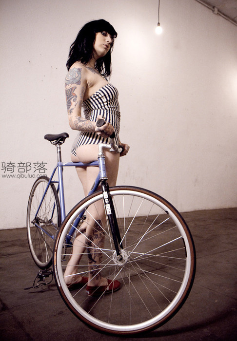 死飞美女写真：穿比基尼骑自行车回头率超高 图14