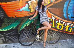 美女死飞刷街图片 穿高跟鞋能骑自行车？