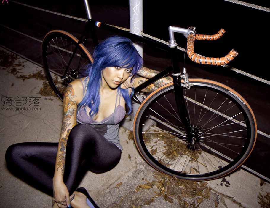 蓝发死飞美女夜骑自行车写真 图10
