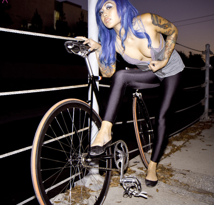 蓝发死飞美女夜骑自行车写真 图18