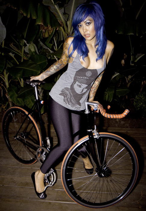 蓝发死飞美女夜骑自行车写真 图23