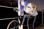 蓝发死飞美女夜骑自行车写真 图18