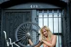 美女穿短裤骑自行车图片写真 图15