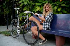 美女穿短裤骑自行车图片写真