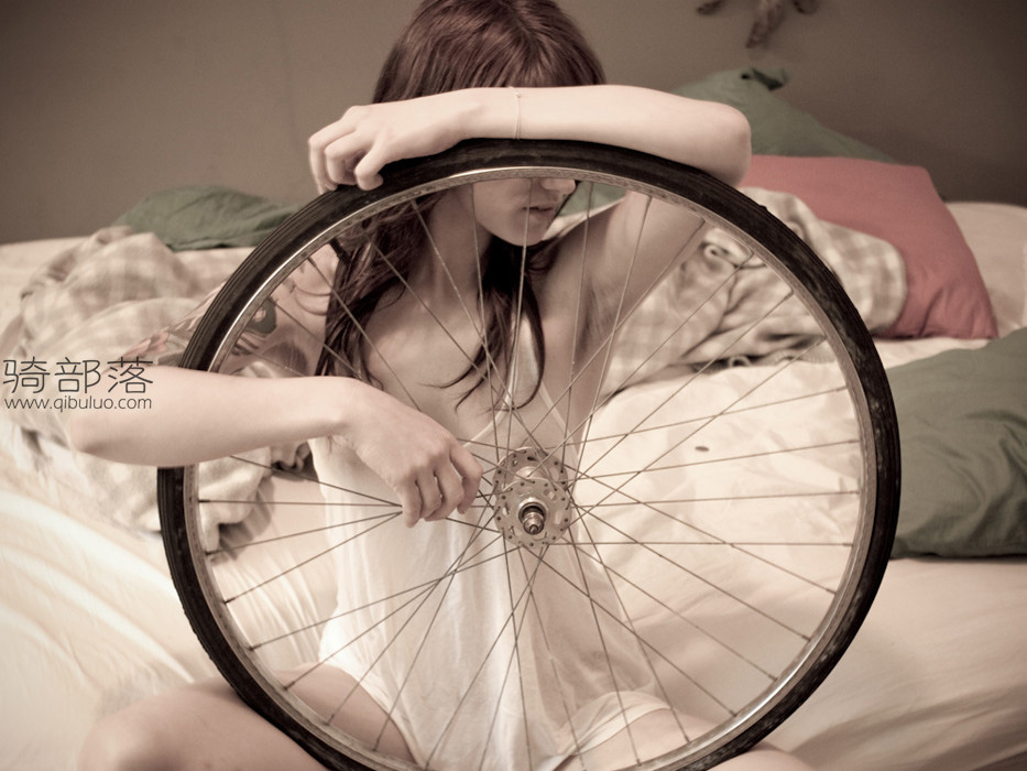 性感自行车美女和她的自行车室内写真 图1