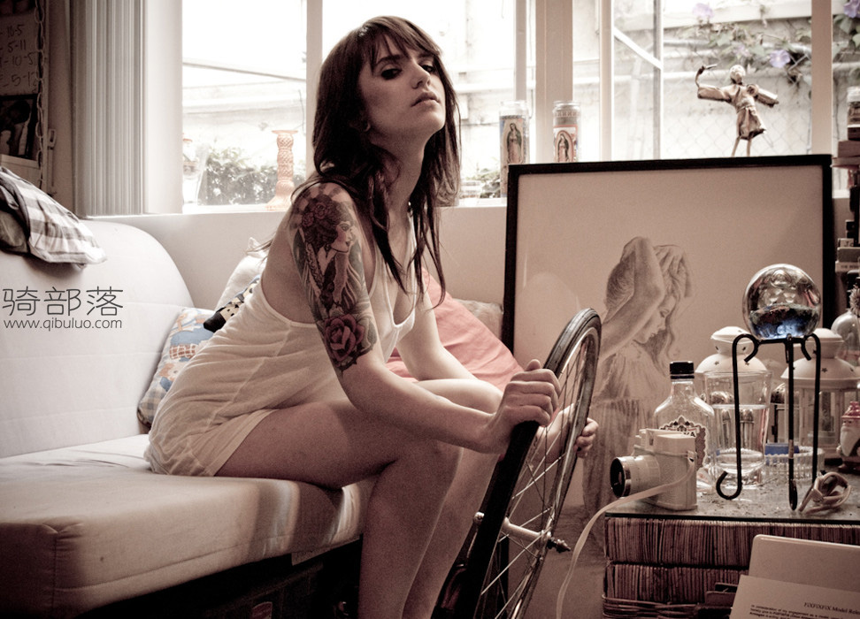 性感自行车美女和她的自行车室内写真 图15