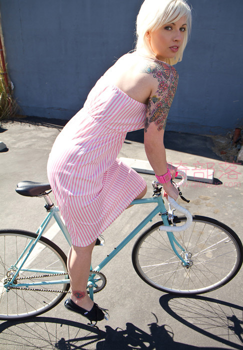 美女穿短裙骑车图片写真 粉色短裙和死飞搭配也不错 图4