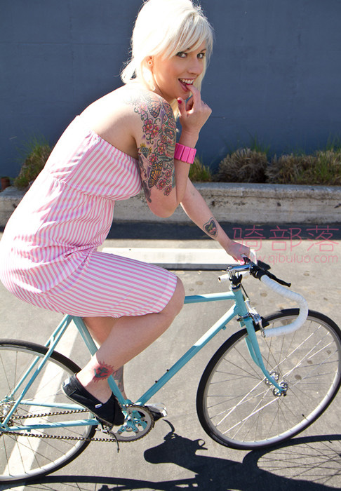 美女穿短裙骑车图片写真 粉色短裙和死飞搭配也不错 图5