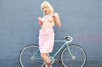 美女穿短裙骑车图片写真 粉色短裙和死飞搭配也不错 图25